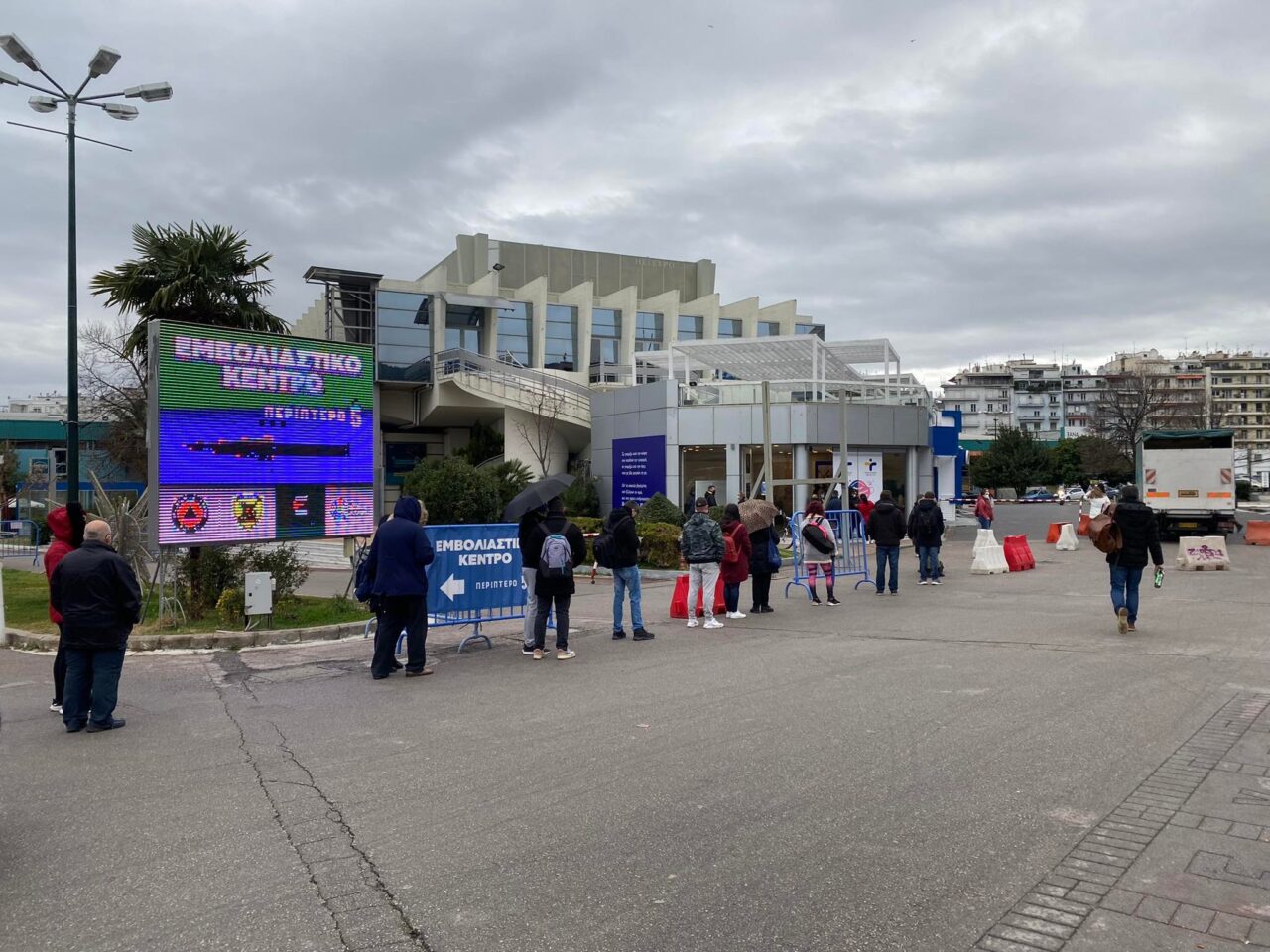 Θεσσαλονίκη: Ουρές στη βροχή για rapid test (φωτο)