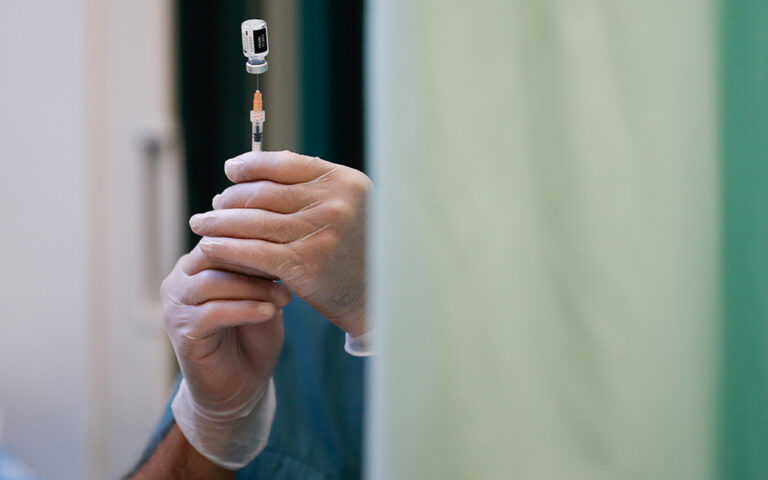 Θησαύρισαν πουλώντας πλαστά πιστοποιητικά εμβολιασμού