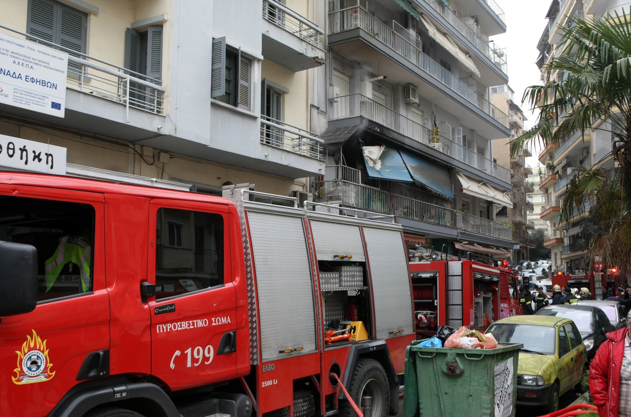 Έκοψε τις φλέβες του και μετά έβαλε φωτιά στο σπίτι