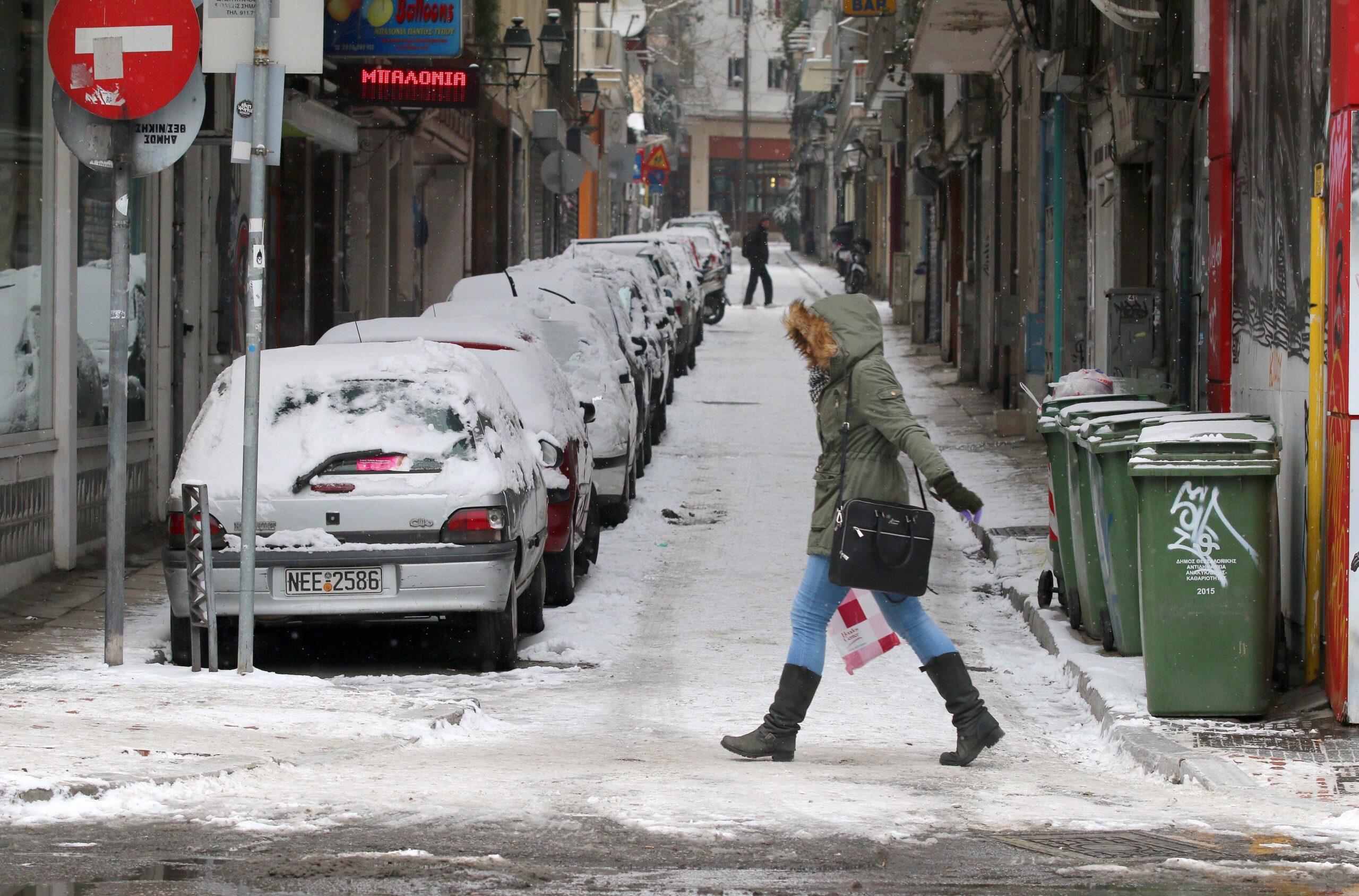 Μεταφέρουν σε ξενοδοχεία κατοίκους που για 5η μέρα δεν έχουν ρεύμα