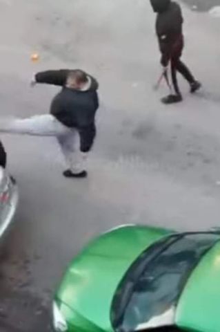 Οπαδός κλωτσάει γυναίκα αφού της κατέστρεψαν το αυτοκίνητο (vid)