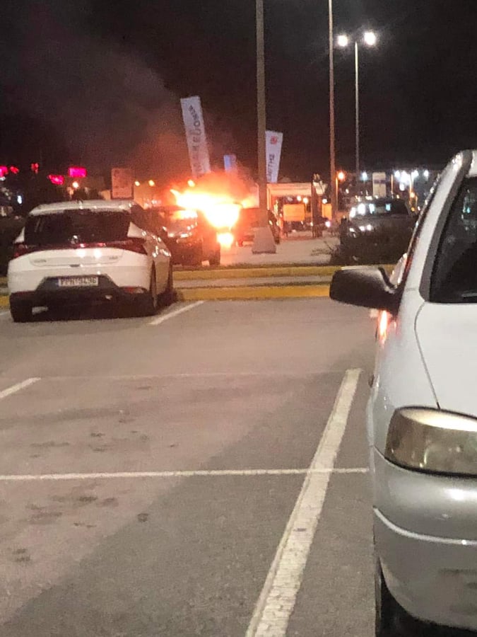 Θεσσαλονίκη: Αυτοκίνητο «τυλίχθηκε» στις φλόγες στο πάρκινγκ εμπορικού κέντρου(φωτο)