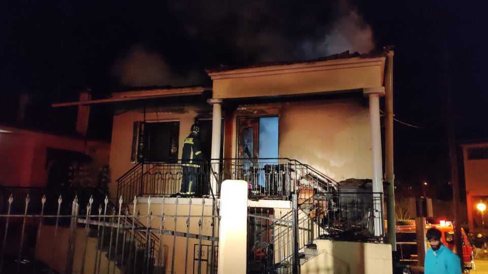 Σε εξέλιξη μεγάλη φωτιά στον Τρίλοφο (pics & vid)