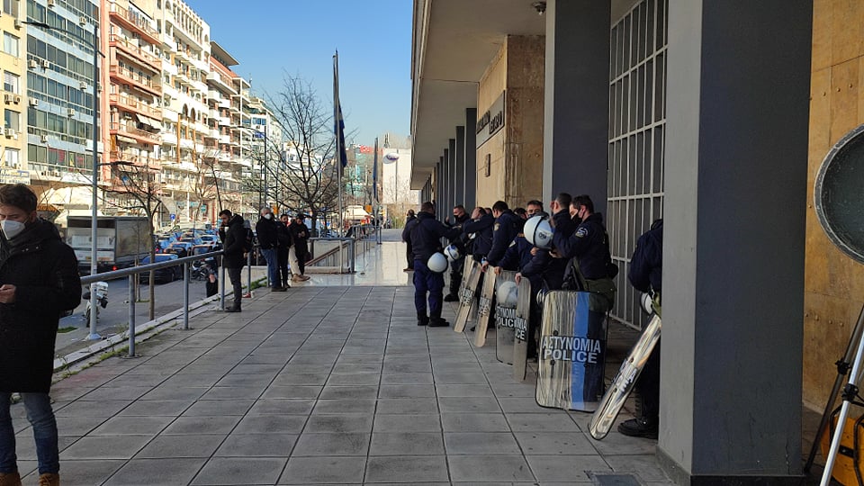 Συγκέντρωση αλληλεγγύης αναρχικών έξω από τα Δικαστήρια (φωτό+video)