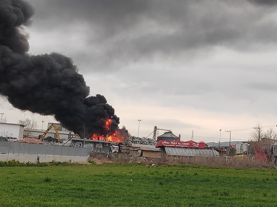 Φωτιά σε εργοστάσιο ανακυκλώσιμων υλικών στη Θεσσαλονίκη (φωτό)