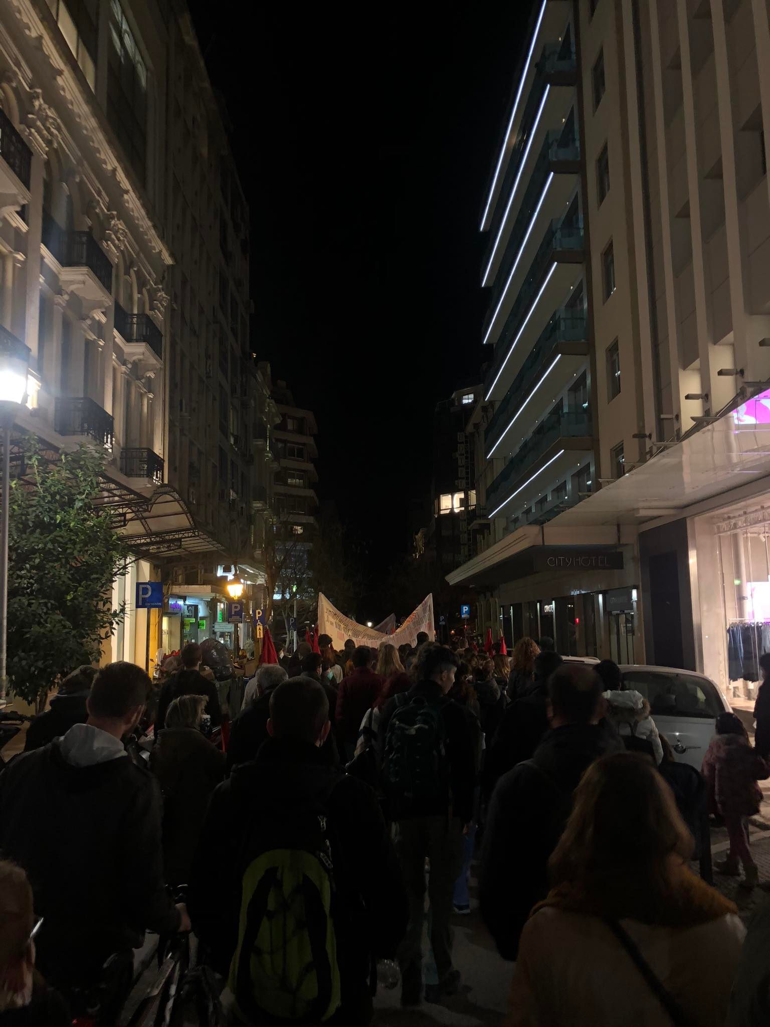 Διαμαρτυρία έξω από το Ρωσικό προξενείο κατά του πολέμου στην Ουκρανία (vid)