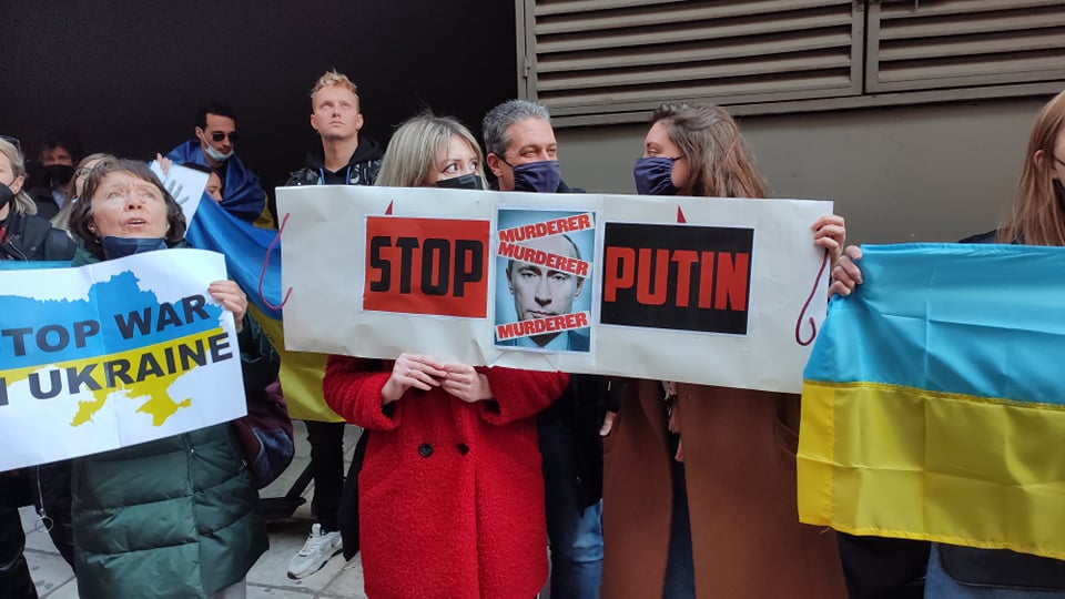 Διαμαρτυρία Ουκρανών έξω από το Ρωσικό προξενείο (pics & vid)