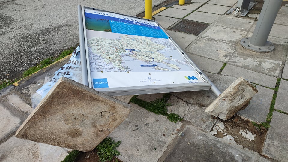 Θεσσαλονίκη: Ο δυνατός αέρας ξήλωσε ακόμα και πινακίδα (φωτό)