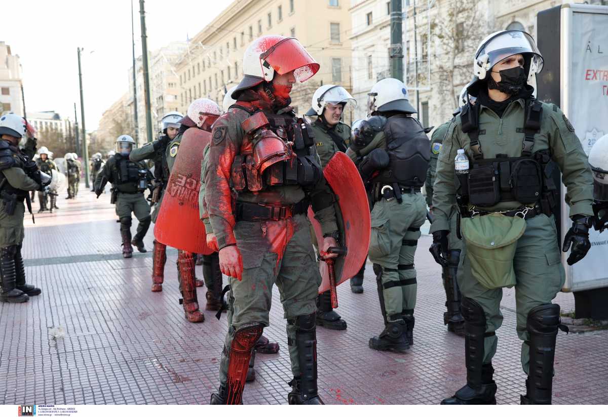 Ένταση σε συγκέντρωση στην Αθήνα – Έριξαν μπογιές στα ΜΑΤ