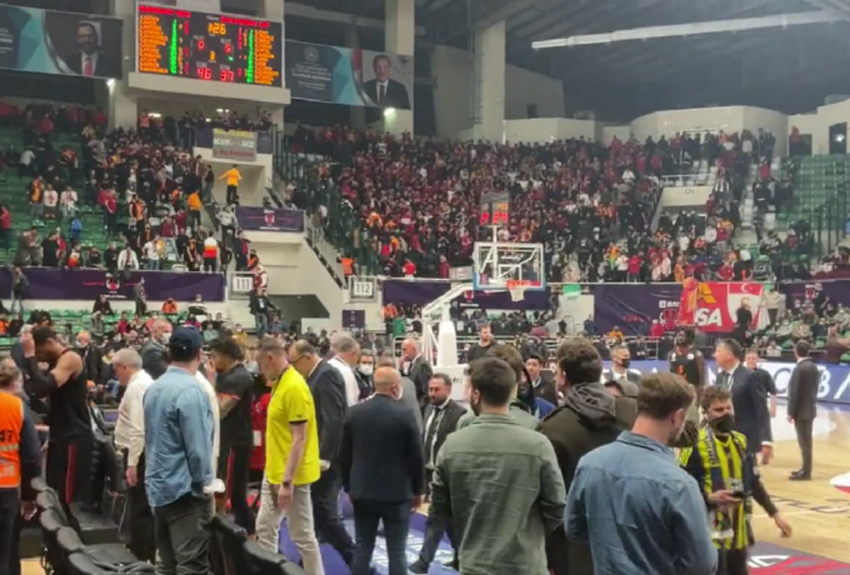 Χαμός σε αγώνα μπάσκετ στην Τουρκία – Επεισόδια και εκκένωση του γήπεδου (video)