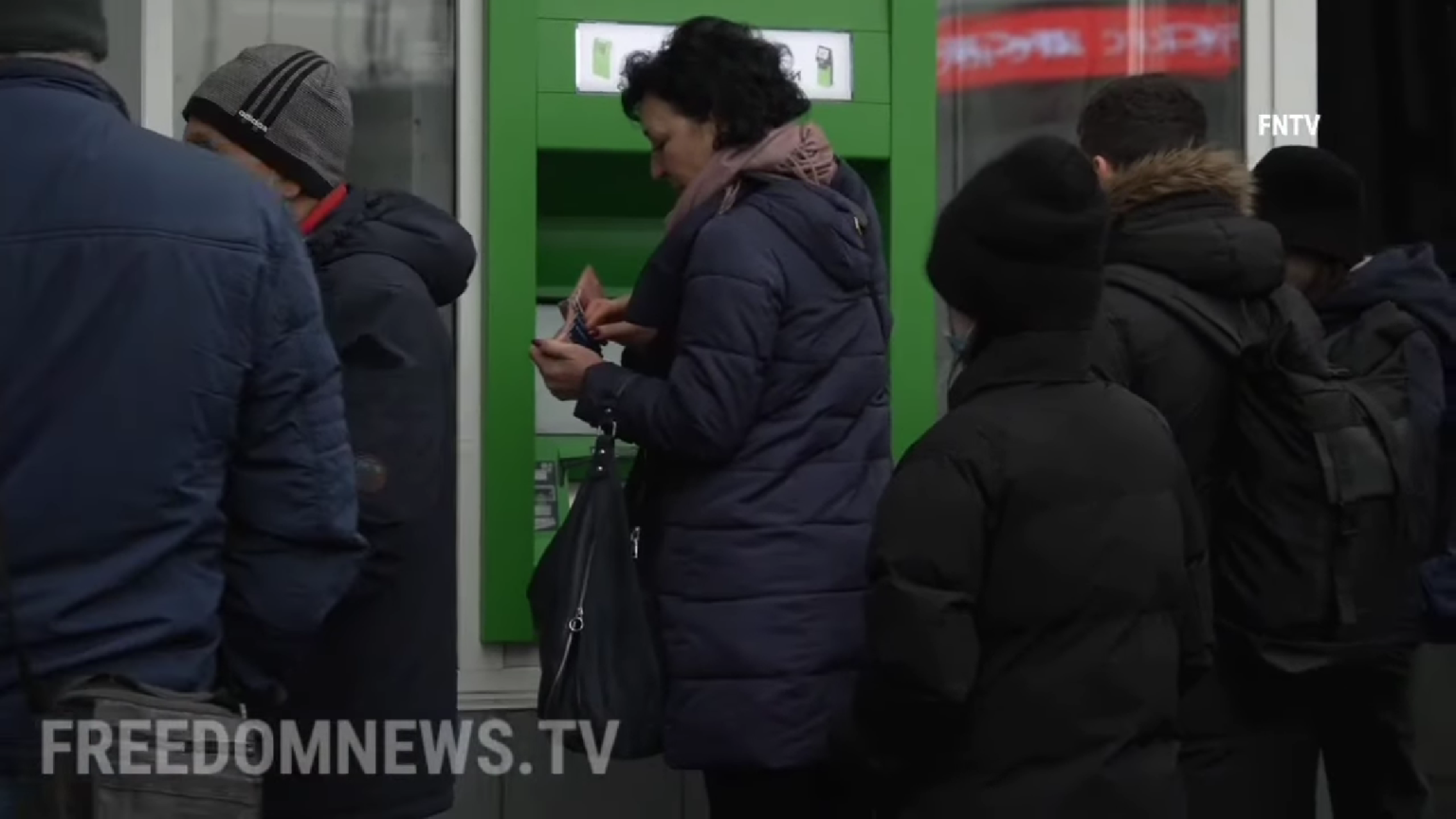 Πανικός στο Κίεβο: Πολίτες αδειάζουν ATM και σούπερ μάρκετ (video)