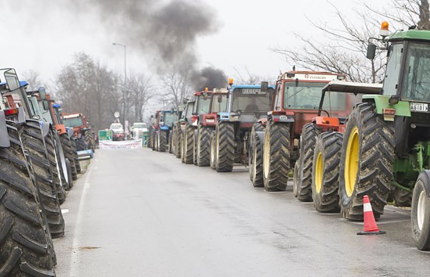 Στους δρόμους οι αγρότες