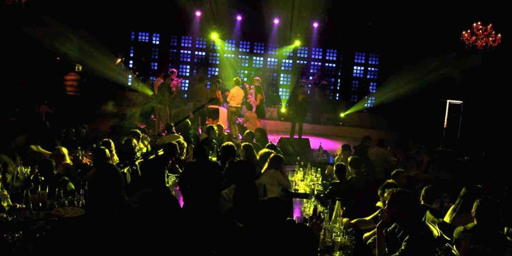 Μέτρα για την πανδημία: «Ναι» των ειδικών για τους όρθιους στη διασκέδαση