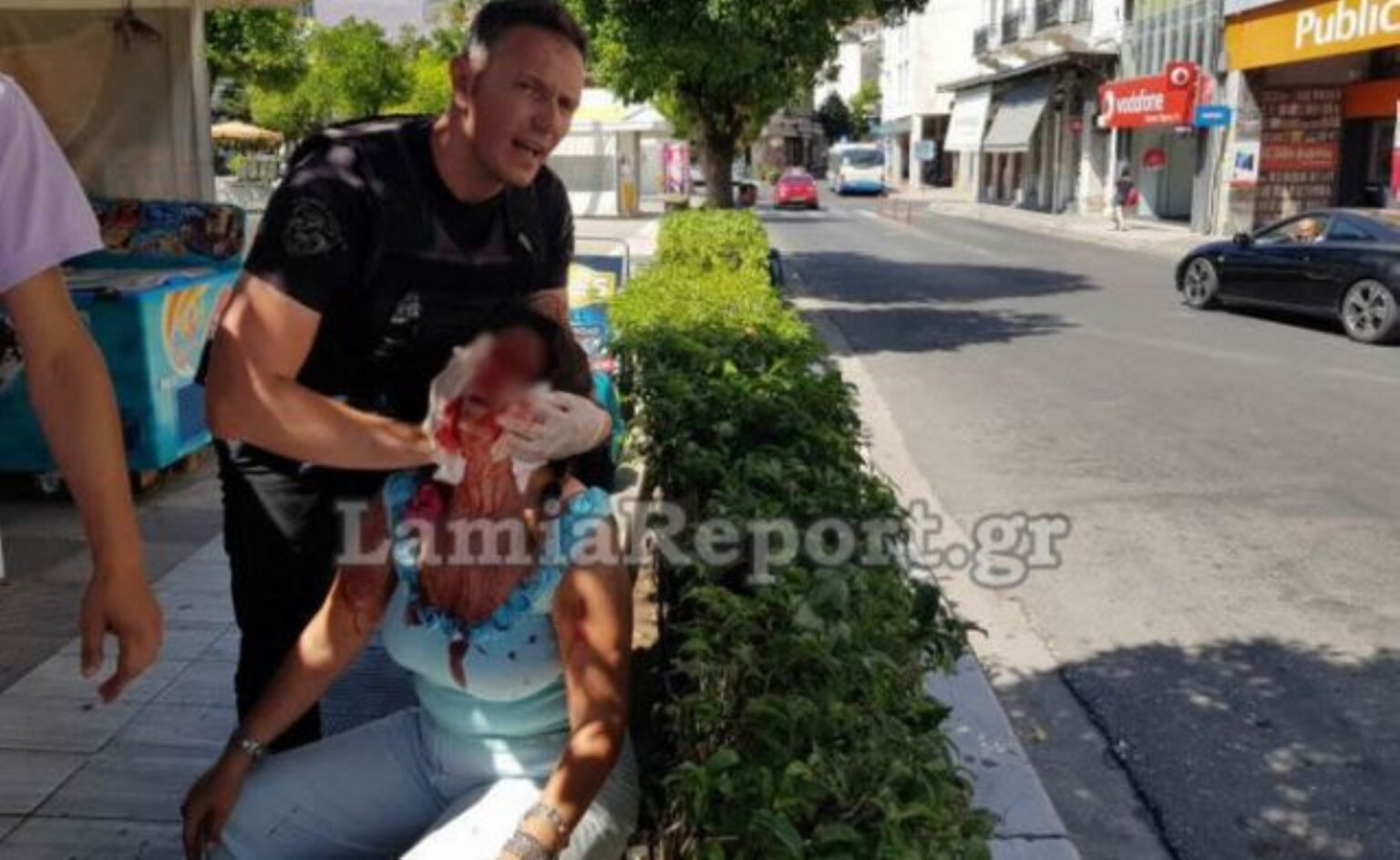 Λαμία: Έδειρε την πρώην σύζυγό του στη μέση του δρόμου (vid)