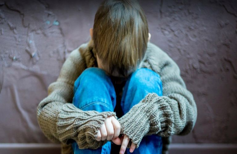 “Ραγίζει” καρδιές η ιστορία 12χρονου που έχασε τους γονείς του από κορονοϊό