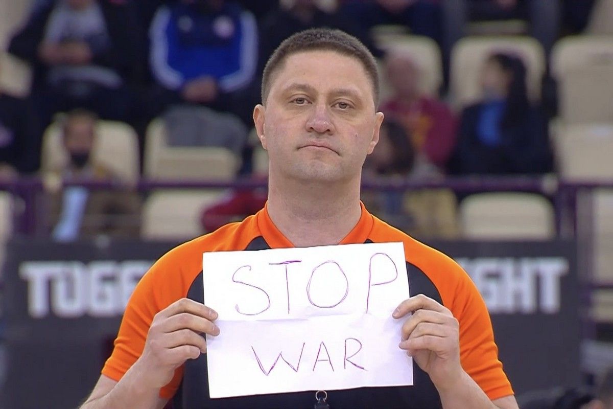 Με μήνυμα «Stop War» ο διαιτητής του Ολυμπιακός – Αρμάνι στην παρουσίαση (φωτό)
