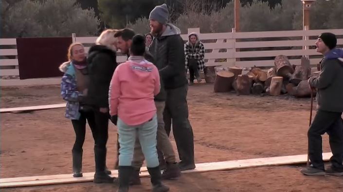 Όρμησε στον Κουτσαβάκη η Σάσα Μπάστα στη Φάρμα (vid)