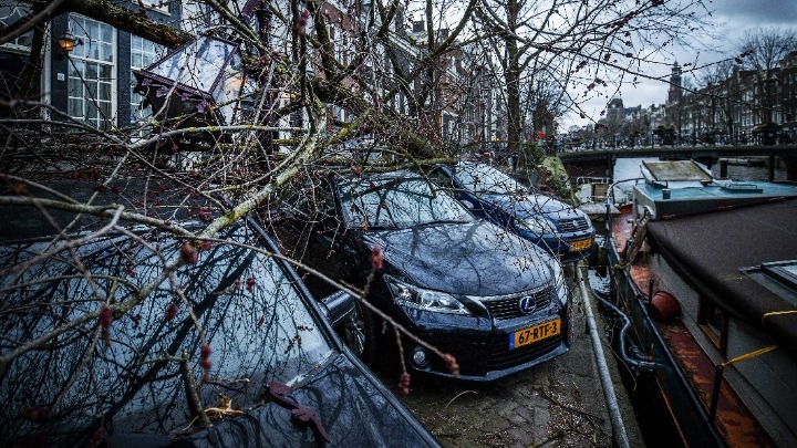 Θύελλα Γιούνις: Μεγάλες καταστροφές και δεκάδες νεκροί στην βορειοδυτική Ευρώπη (video)