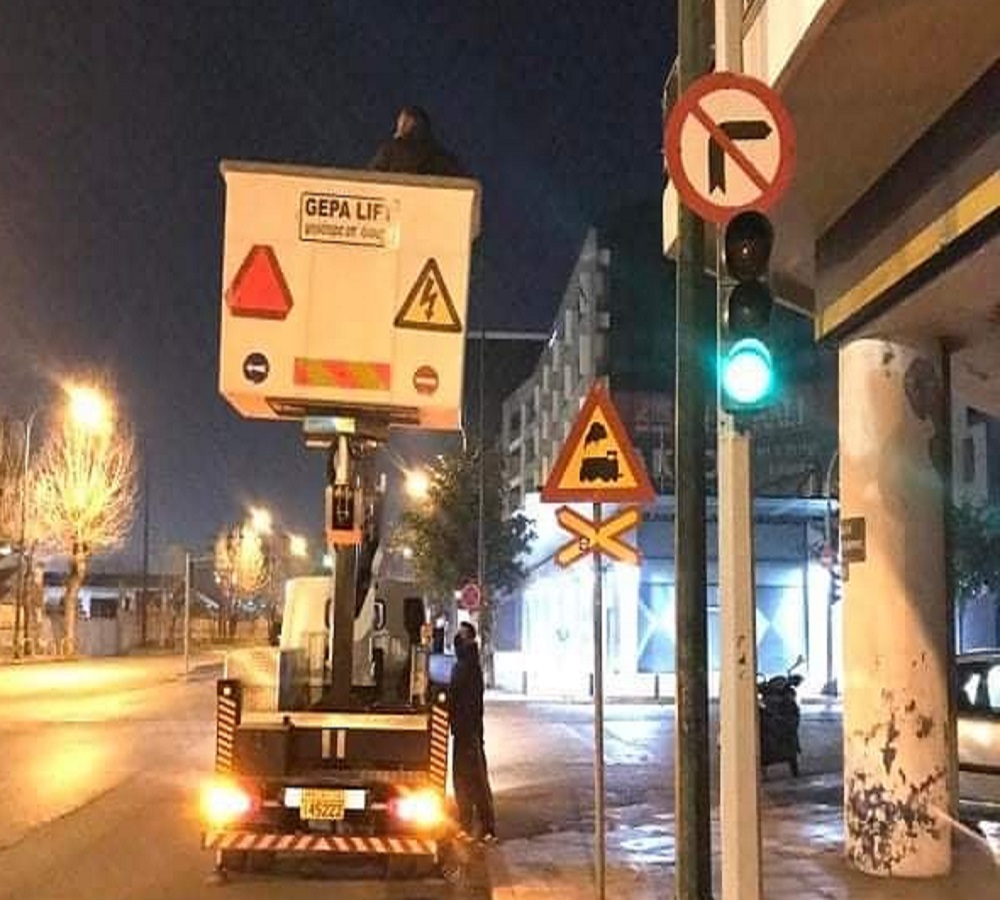 Δήμος Θεσσαλονίκης: Καθαρίστηκαν κολώνες πανό και μπάνερ (φωτο)