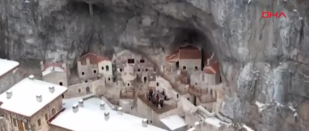 Μονή,