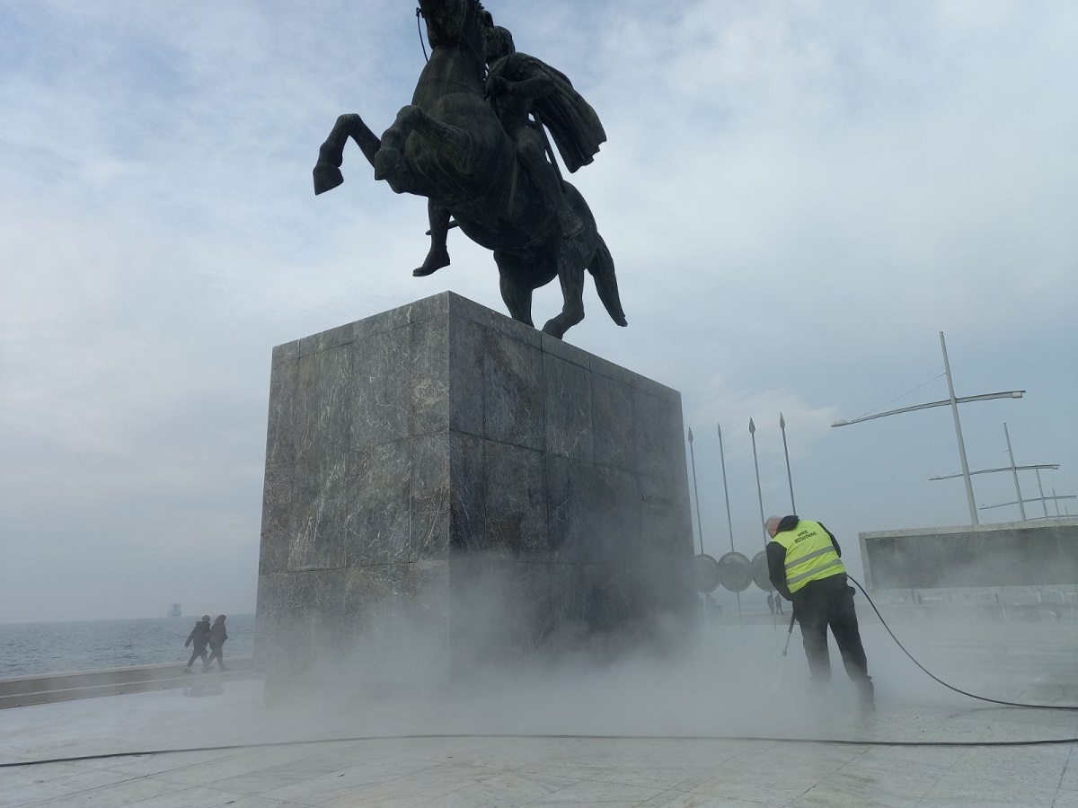 Θεσσαλονίκη: Σβήστηκαν τα γκράφιτι στο άγαλμα του Μεγάλου Αλεξάνδρου