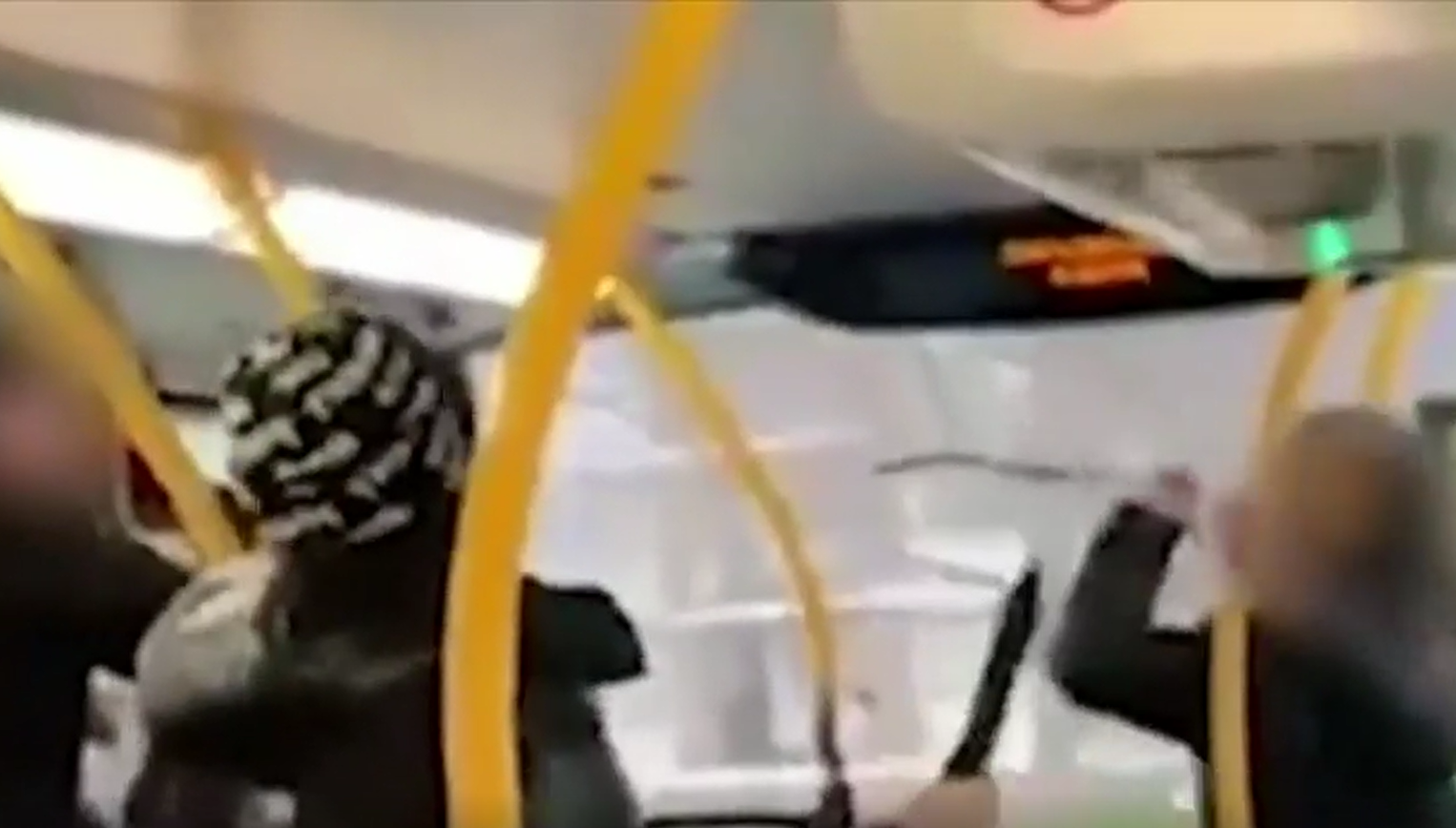 Στιγμές τρόμου από επίθεση με ματσέτα και σιδηρολοστό μέσα σε λεωφορείο (video)