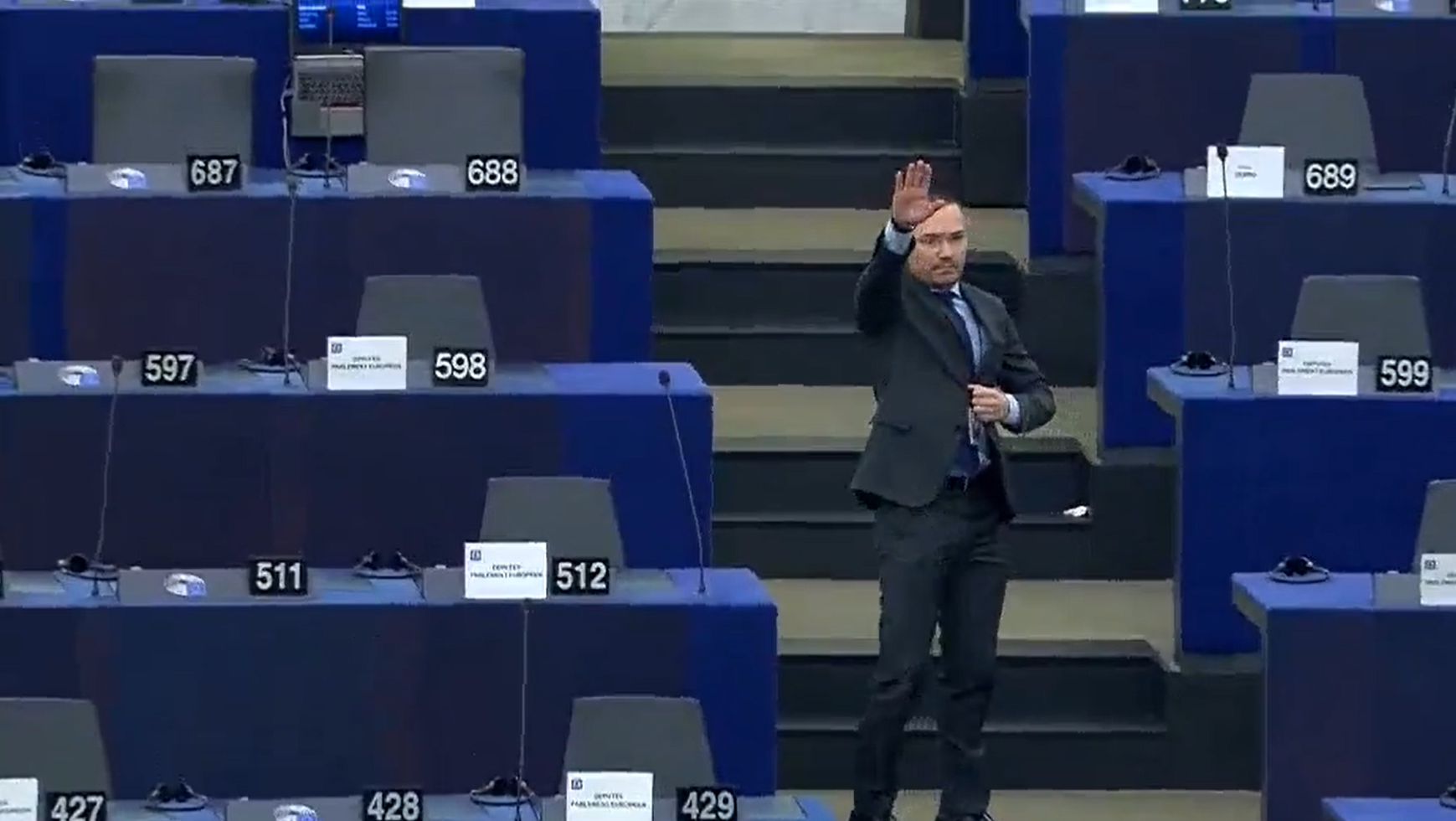 Βουλευτής χαιρέτησε ναζιστικά στο Ευρωπαϊκό Κοινοβούλιο (video)