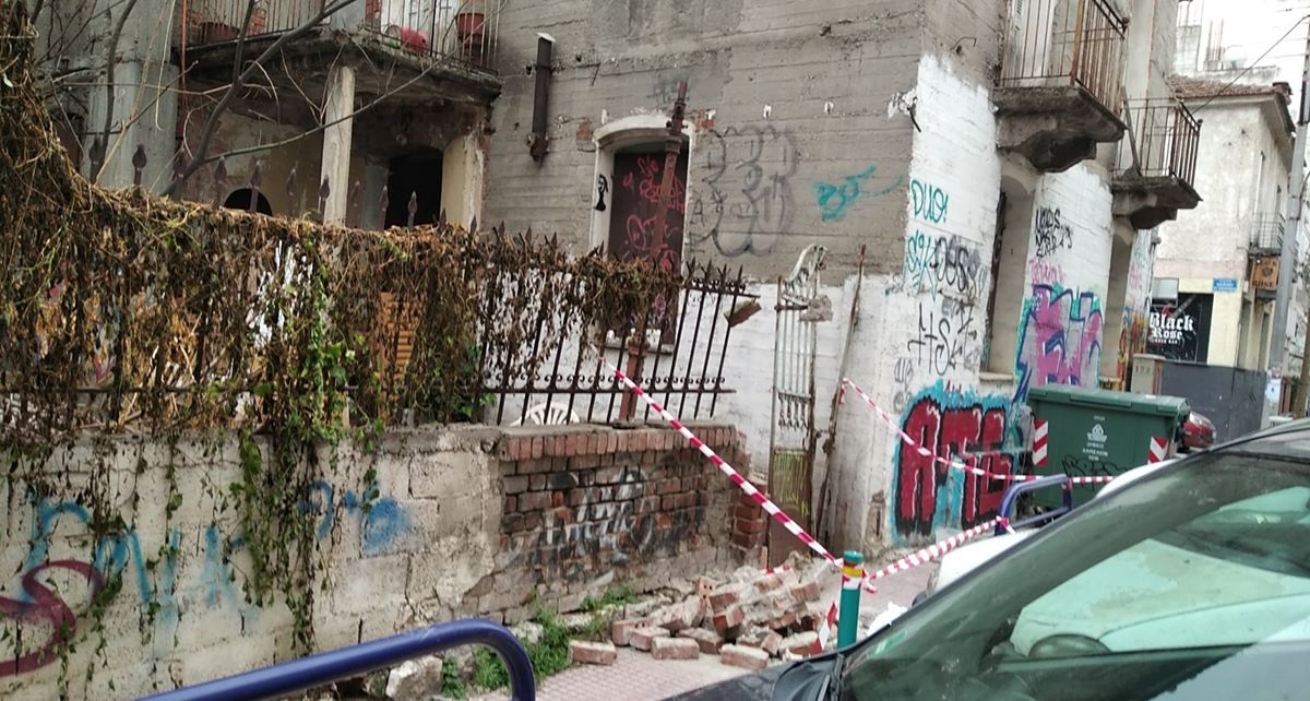 Λάρισα: Νεαρός καταπλακώθηκε από τοίχο