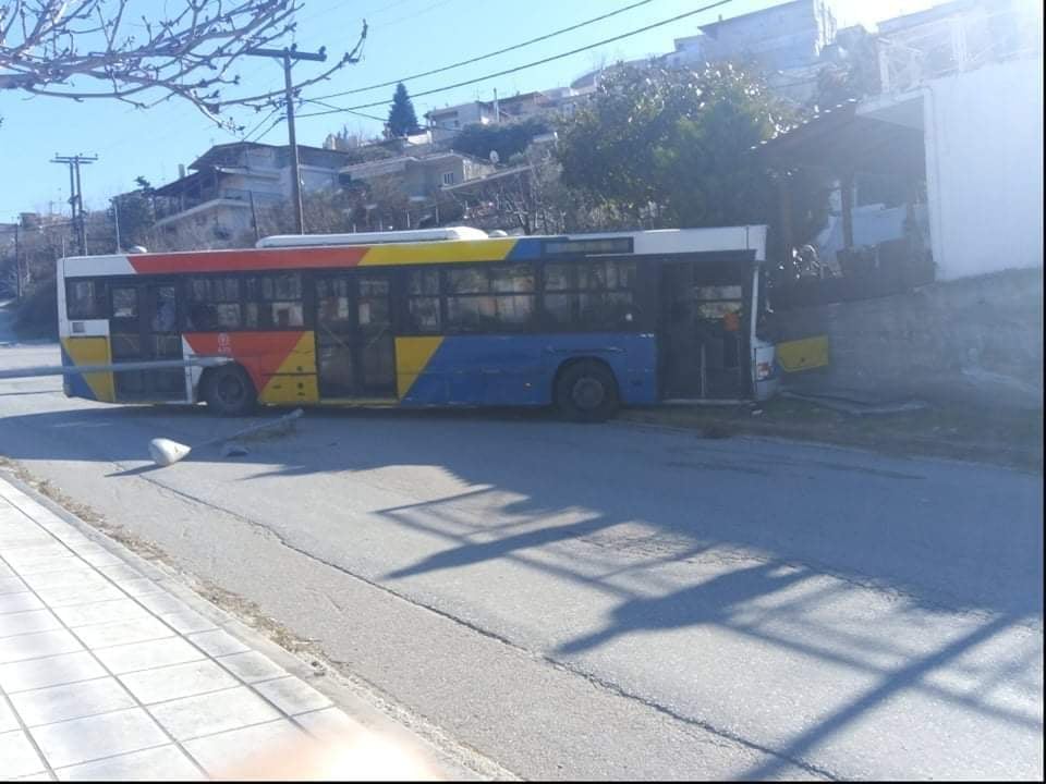 Αστικό του ΟΑΣΘ έφυγε από την πορεία του και συγκρούστηκε τρείς φορές (φωτο)