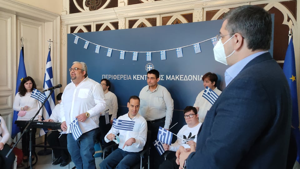 Θεσσαλονίκη: Με τραγούδια της 25ης Μαρτίου «γέμισε» η Περιφέρεια Κεντρικής Μακεδονίας (φωτό+video)