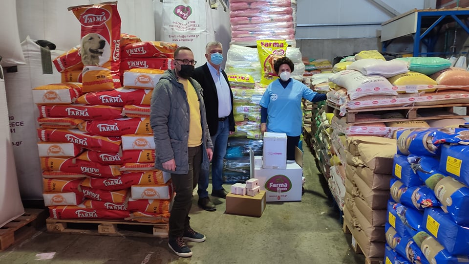 Δώδεκα τόνοι ζωοτροφές και φάρμακα φεύγουν για σύνορα Πολωνίας – Ουκρανίας για τα κατοικίδια του πολέμου (vid+φωτο)