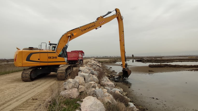 Θεσσαλονίκη: Καθάρισε από ελαστικά και μπάζα το Καλοχώρι (φωτό+video)