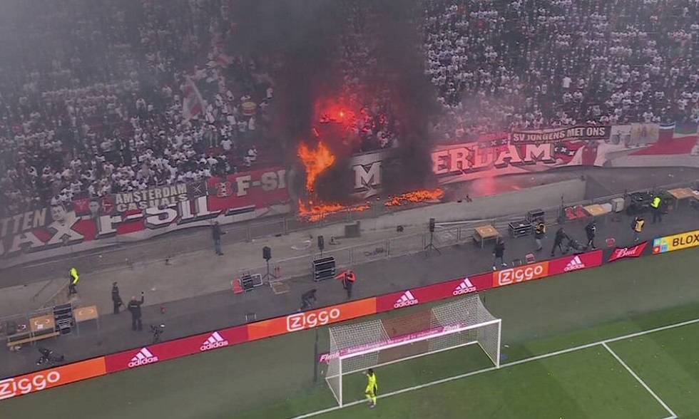 Ολλανδία: Έπιασε φωτιά η κερκίδα στο Άγιαξ – Φέγενορντ (video)