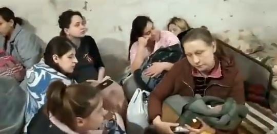 Συγκλονιστικό βίντεο: Έγκυες και νεογέννητα σε υπόγειο μαιευτηρίου