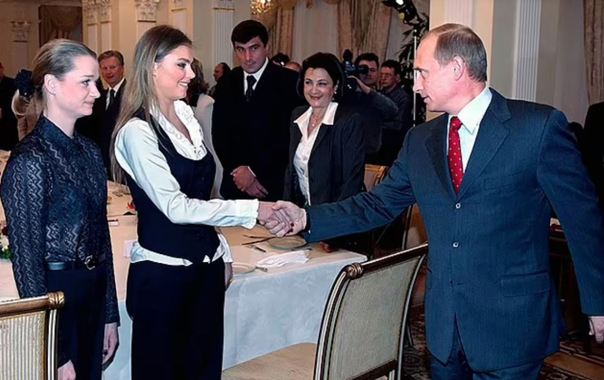 Βλαντίμιρ Πούτιν: Πού κρύβονται η “επίσημη” ερωμένη του και τα τέσσερα παιδιά τους