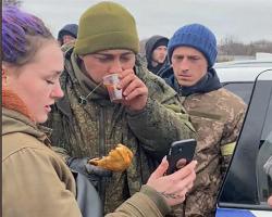 Συγκινητικές εικόνες: Ουκρανοί πιάνουν Ρώσο στρατιώτη και του δίνουν φαγητό