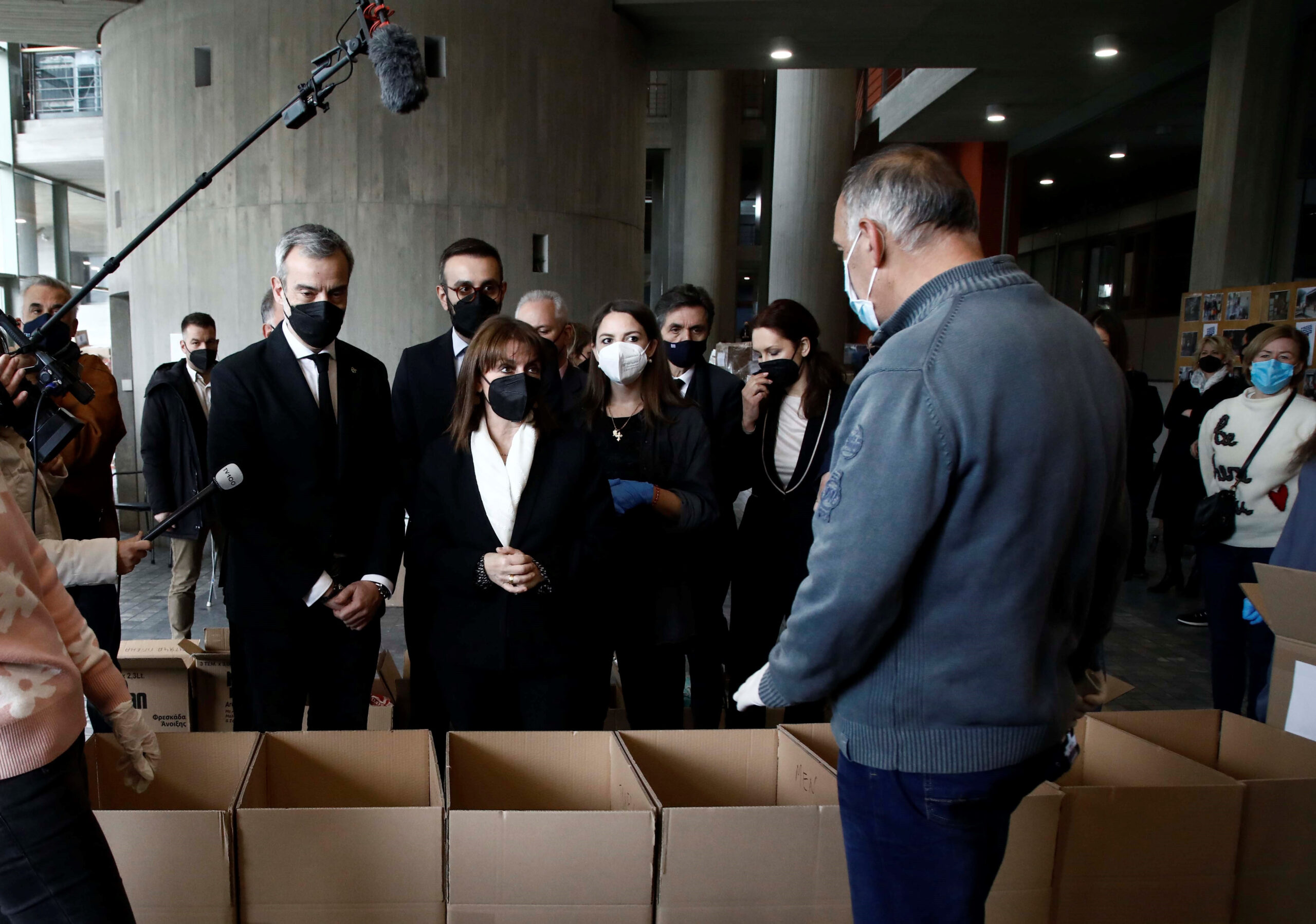 Θεσσαλονίκη: Στο Δημαρχείο για την ανθρωπιστική βοήθεια για την Ουκρανία η Σακελλαροπούλου (φωτό)