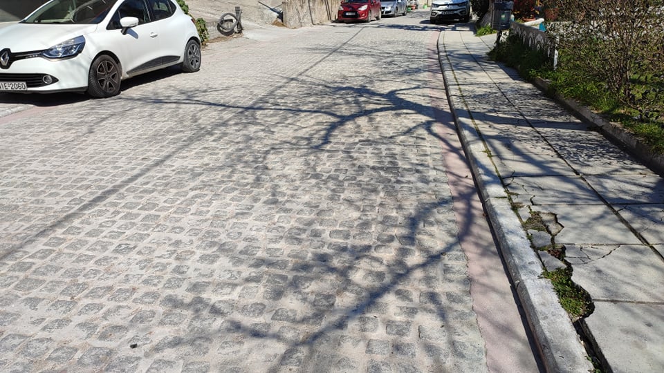 Επανομή: Δεκάδες ατυχήματα καταγγέλλουν πολίτες σε νέο δρόμο με κυβόλιθους (φωτο)