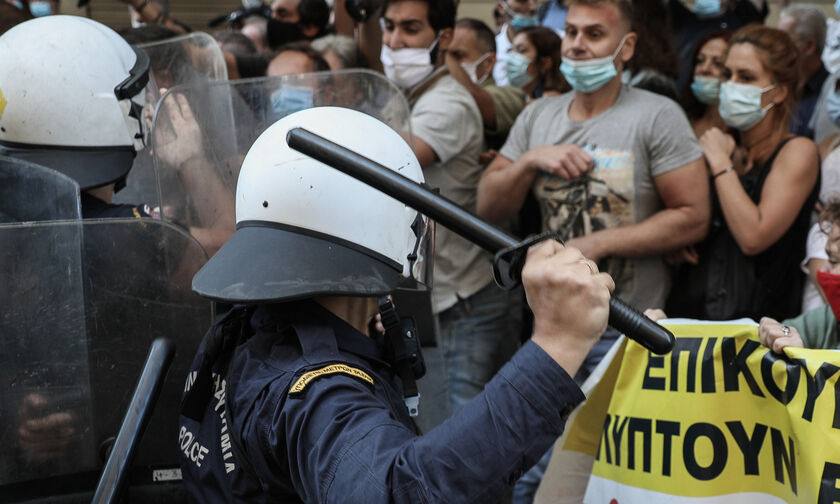 Επίθεση των ΜΑΤ σε πορεία υγειονομικών – Λιπόθυμοι διαδηλωτές