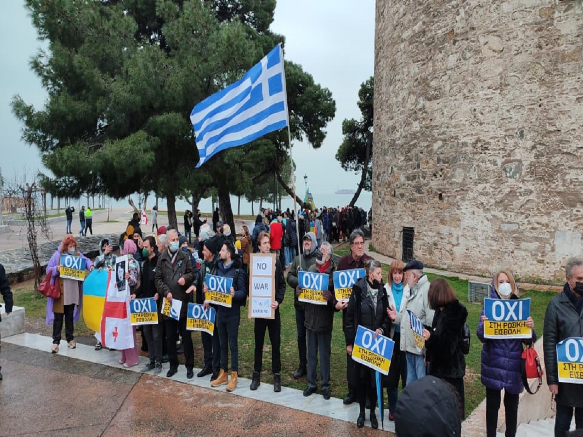 Ανθρώπινη αλυσίδα γύρω από τον Λευκό Πύργο για την Ουκρανία (φωτο+vid)
