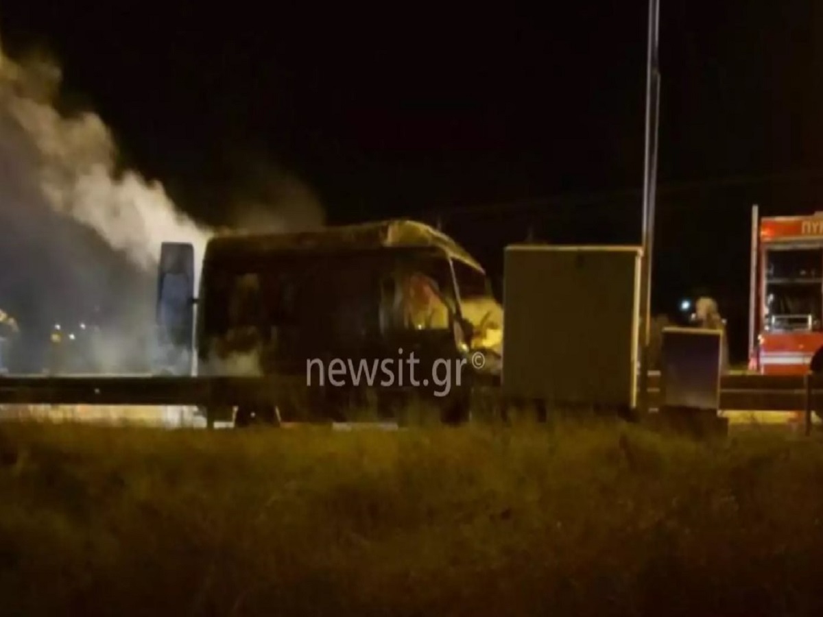 Θεσσαλονίκη: Βίντεο σοκ από τροχαίο – Έβγαλαν 26χρονο από φλεγόμενο αυτοκίνητο