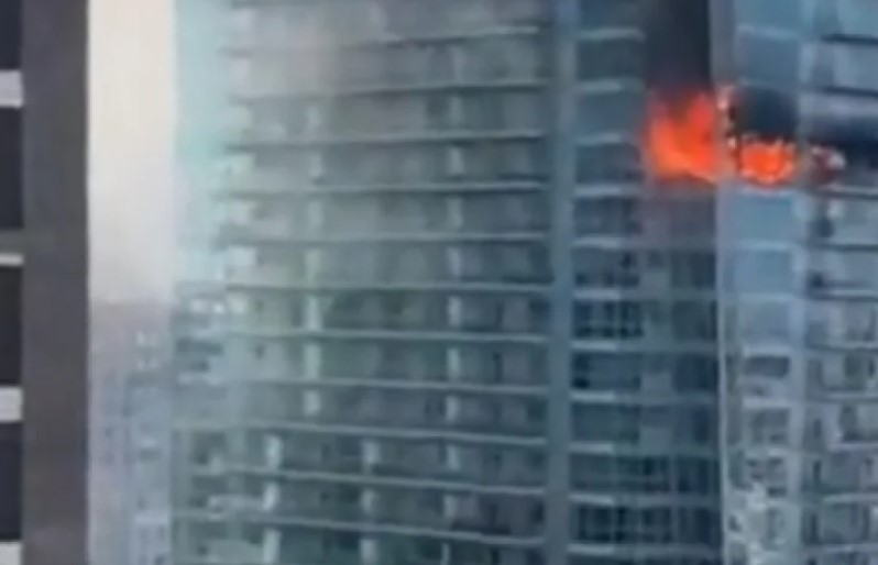 Μεγάλη πυρκαγιά σε πολυώροφο κτήριο στο ανατολικό Λονδίνο (vid)