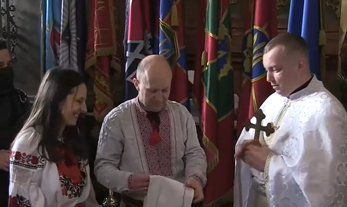 Ουκρανία: Γαμήλιους όρκους αντάλλαξε ζευγάρι πριν χωριστεί από τον πόλεμο (video)