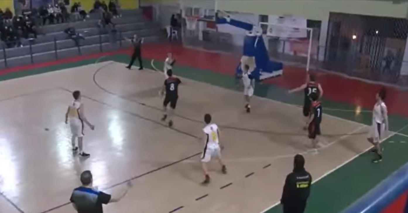 Απίστευτο… αυτο-καλάθι σε αγώνα μπάσκετ (video)