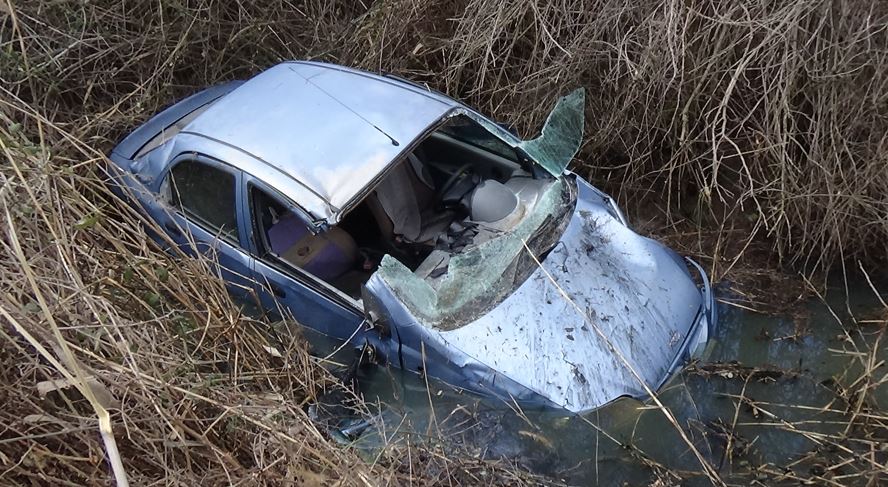 Αυτοκίνητο έπεσε σε αρδευτικό κανάλι (vid)