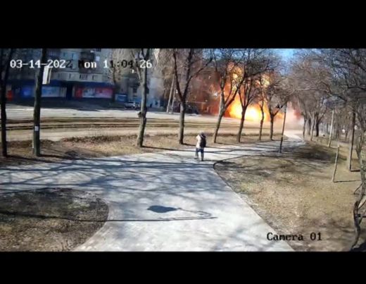 Ρουκέτα χτυπά λεωφορείο στο Κίεβο (vid)