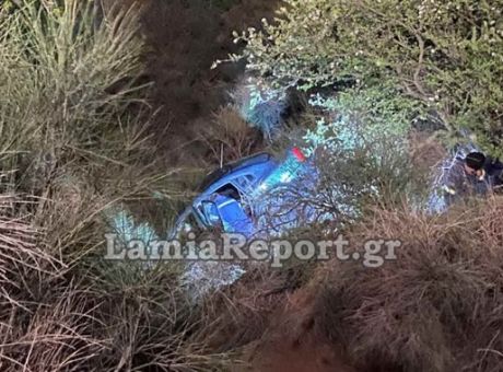Λαμία: Έπεσαν με το αυτοκίνητο σε γκρεμό