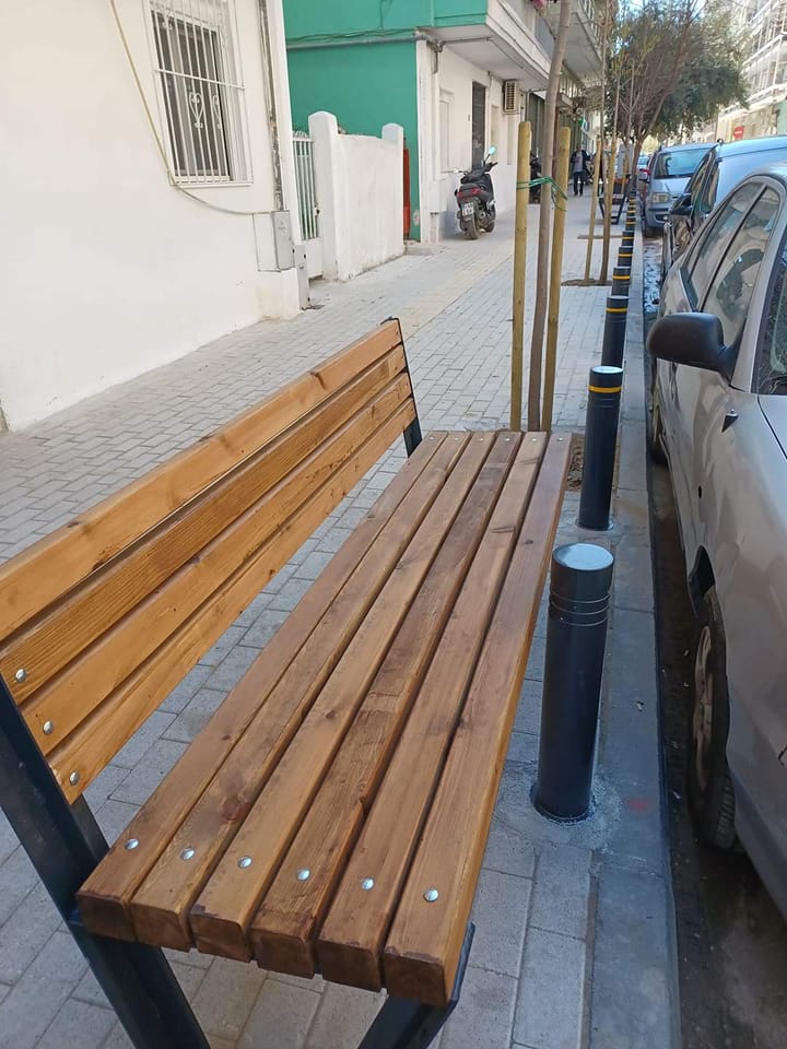 Απίστευτο: Η περιπέτεια ενός… ανάποδου παγκακιού στην Θεσσαλονίκη!