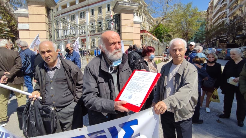 «Όχι στην εξαθλίωση» φώναξαν συνταξιούχοι έξω από το ΥΜΑΘ (pics & vid)