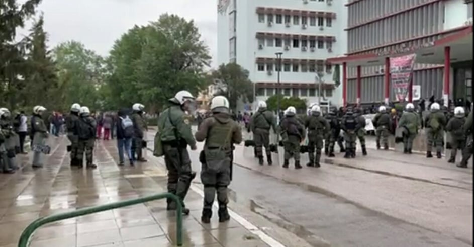 Nέα ένταση και επεισόδια μεταξύ αντιεξουσιαστών και αστυνομικών εντός του ΑΠΘ